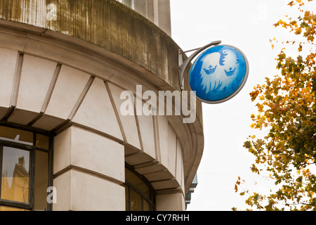 Barclays Bank, succursale de détail typique High Street, Newport, Pays de Galles, Royaume-Uni. Banque D'Images