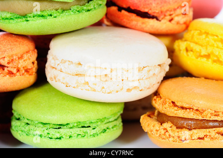 Macarons colorés sur fond blanc Banque D'Images