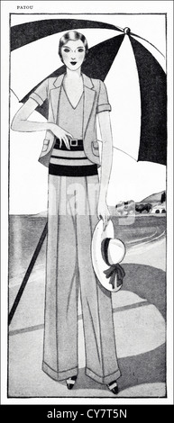 1930 Original illustration de magazine de mode d'été de Paris. Court-manteau à manches longues et pantalon large beige en crêpe de laine léger frisca. Le cavalier est sans manches en jersey de laine beige avec des bandes de noir et de rouge au niveau des hanches par créateur Patou. Banque D'Images