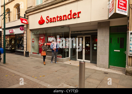 La Banque Santander commercial Street Newport Wales UK. Banque D'Images