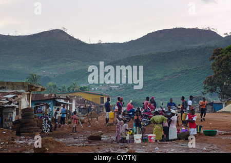 Chercher de l'eau communautaire sur l'Ocean Road, Nr Freetown, Sierra Leone Banque D'Images