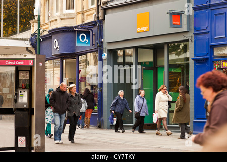 O2 et une boutique Orange à côté de l'autre sur high street, son typique me semble que les centres-villes ont seulement les banques boutiques de téléphone ou de café s Banque D'Images