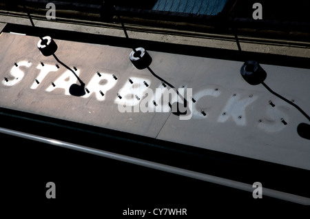 La direction générale de fermer en raison de Starbucks dans Islington, Londres Banque D'Images