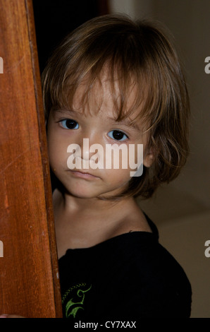 Portrait d'une 2 & 1/2 ans mixed race (asiatique, de race blanche) garçon, Phnom Penh, Cambodge. crédit : Kraig Lieb Banque D'Images