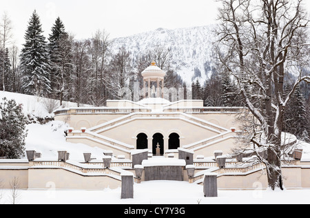 La fontaine du château bavarois à Linderhof hiver neige Banque D'Images