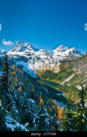 Lake Ann, Corteo et Pic Pic Noir de Lake Ann - col de l'érable - Sentier en boucle, Heather Col Cascade Mountains, Washington. Banque D'Images