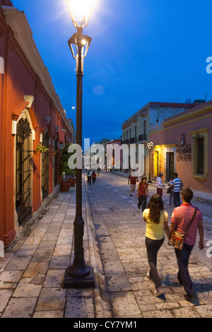 Crépuscule sur le mail piétonnier paisible Alcala, dans le centre historique d'Oaxaca. Banque D'Images