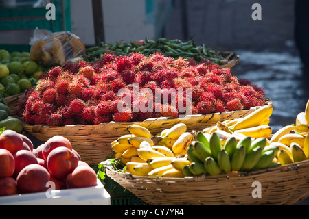 Ramboutans et exotiques à la recherche d'autres fruits pour la vente dans le marché de Tlacolula, Oaxaca au Mexique. Banque D'Images