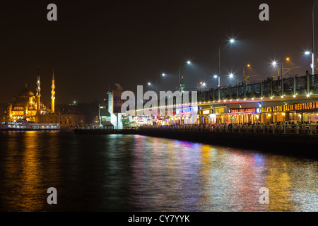 Le pont de Galata et des restaurants de nuit Banque D'Images