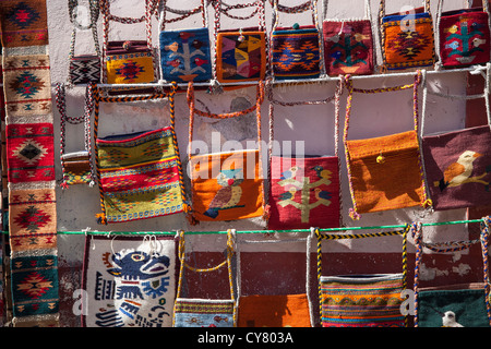 Sacs tissés en laine en vente sur un marché de rue dans la région de Teotitlan, Oaxaca, Mexique. Banque D'Images