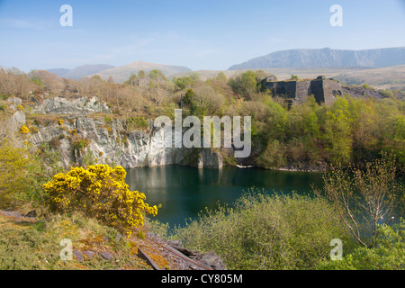 Dorothea Ardoise et lac près de la vallée de Nantlle Talysarn Dyffryn Gwynedd Snowdonia North Wales UK Banque D'Images