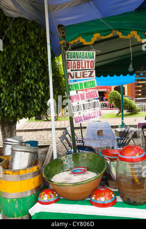 Stand de crème glacée à Santa Maria del Tule, Oaxaca, le Mexique annonce des saveurs comme 'little devil' (diablito) et 'Angel's kiss". Banque D'Images