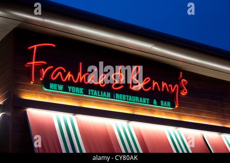 L'enseigne au néon à l'extérieur de l'une des Frankie & Benny's chaîne de restaurants à Cardiff au Pays de Galles UK nuit Banque D'Images