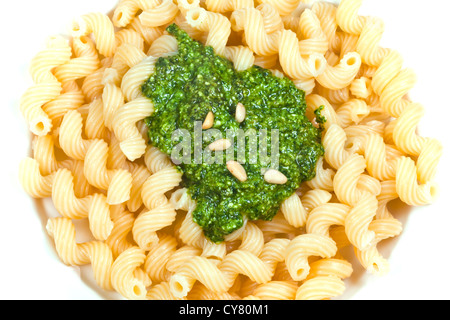 Pâtes au pesto italien cavatappi on white plate Banque D'Images