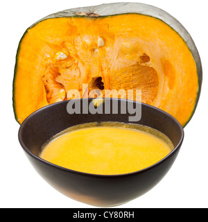 Soupe au potiron en soupière en céramique et la moitié de la citrouille de isolé sur fond blanc Banque D'Images