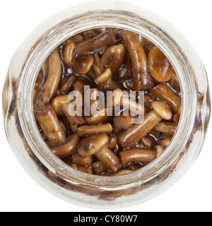 Vue de dessus sur les champignons marinés dans un bocal en verre isolé sur fond blanc Banque D'Images