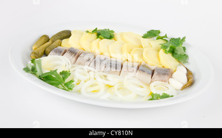 Partie des filets de poisson hareng avec des pommes de terre et l'oignon Banque D'Images