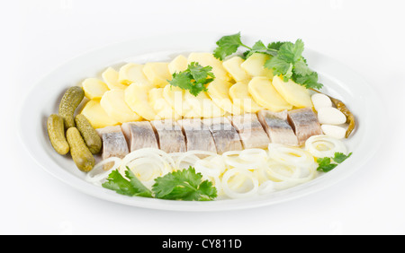 Partie des filets de poisson hareng avec des pommes de terre et l'oignon Banque D'Images