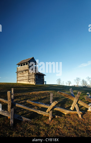 Marmotte Mountain Lookout Tower et clôture en lisse, Blue Ridge Parkway, Virginia, USA Banque D'Images