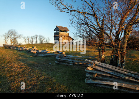 Marmotte Mountain Lookout Tower et clôture en lisse, Blue Ridge Parkway, Virginia, USA Banque D'Images