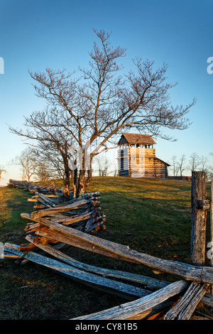 Marmotte Mountain Lookout Tower et clôture en lisse, Blue Ridge Parkway, Virginia, USA Banque D'Images