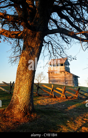 Marmotte Mountain Lookout Tower et clôture en lisse, Blue Ridge Parkway, Virginia, USA Banque D'Images