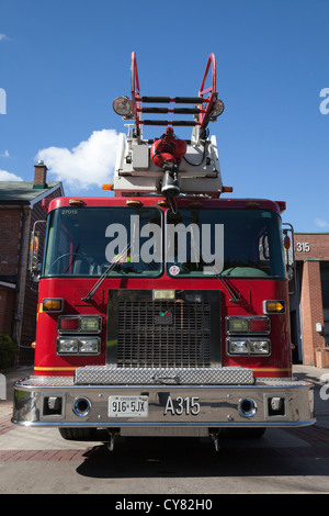 Camion de pompiers de Toronto à l'extérieur de la caserne de pompiers.Toronto, Ontario, Canada Banque D'Images