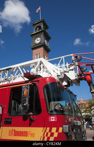 Camion de pompiers de Toronto à l'extérieur de la caserne de pompiers.Toronto, Ontario, Canada Banque D'Images