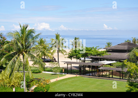 Palmiers sur la plage de l'hôtel Shangri La hotel à Sabah Malaisie Bornéo Banque D'Images