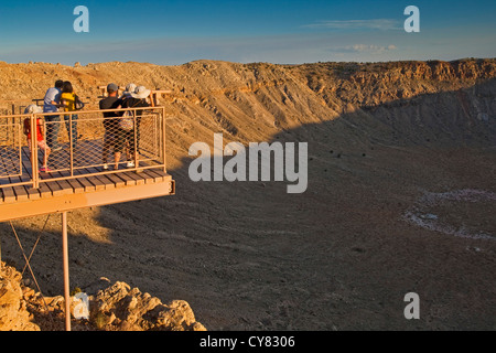 Famille le pont d'observation au-dessus de Meteor Crater, également connu sous le nom de cratère Barrenger, près de Winslow, Arizona Banque D'Images