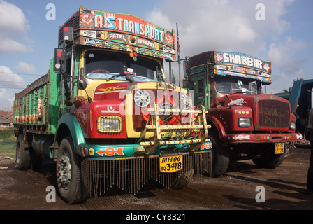 Tata indiennes sur les camions de construction stationnement Maharashtra Banque D'Images