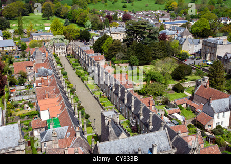 Vue du haut de la tour de la cathédrale de Wells le long du vicaire près, Wells, Somerset, England, UK Banque D'Images