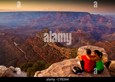 Tourist couple regardant le coucher du soleil de Grandview Point, South Rim, le Parc National du Grand Canyon, Arizona Banque D'Images