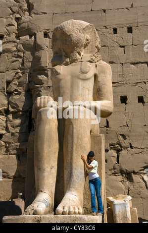 Un colossal assis statue représentant Amenhotep I, 8e pylône, de la Cité parlementaire d'Amon, Temple de Karnak, Louxor, Egypte Banque D'Images