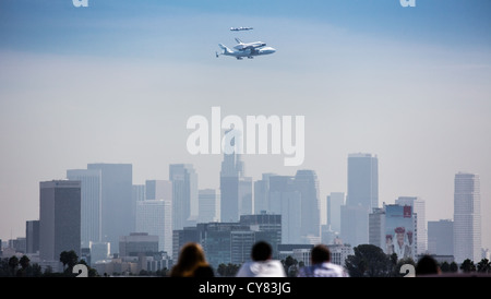 La navette spatiale Endeavour au sommet de la 747 porte-avions survolant la ville pendant la dernière partie de sa tournée de Califo Banque D'Images