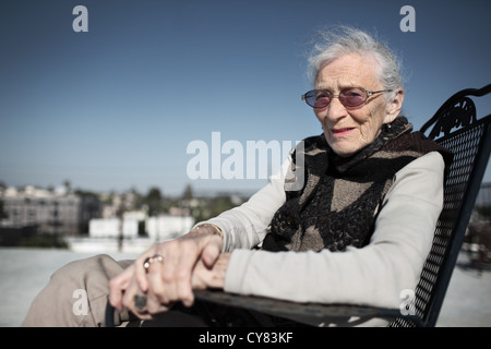 Portrait of senior woman en plein air au cours de ciel bleu. Shallow DOF, se concentrer sur le visage. Banque D'Images