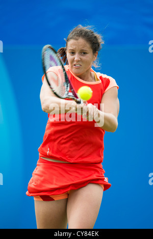 Laura Robson en action jouant succès main arrière au cours de match. Banque D'Images