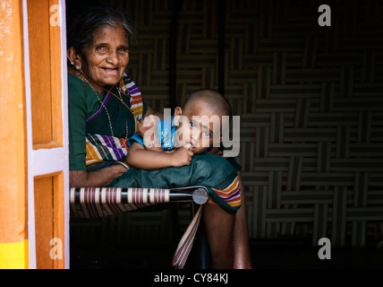 Village de l'Inde rurale grand-mère et petit-fils dans la maison il y a. L'Andhra Pradesh, Inde Banque D'Images