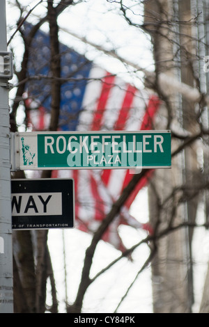 La Rockefeller Plaza street sign avec USA Stars and Stripes flag Banque D'Images