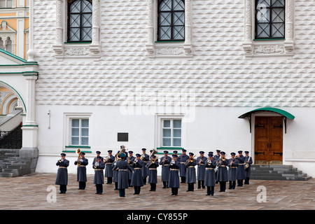 La lecture de musique militaire à la cérémonie de relève de la garde au Kremlin Banque D'Images