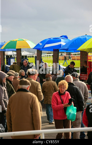 Les gens à Paris l'Hippodrome de Wincanton en Somerset Banque D'Images