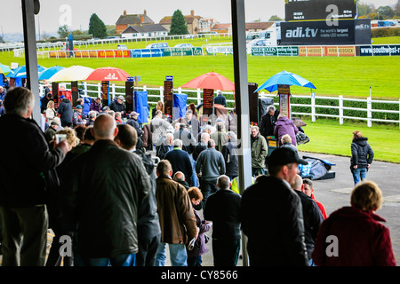 Les gens à Paris l'Hippodrome de Wincanton en Somerset Banque D'Images