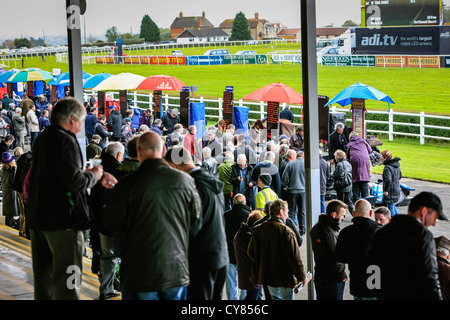 Les gens à Paris l'Hippodrome de Wincanton en Somerset Banque D'Images