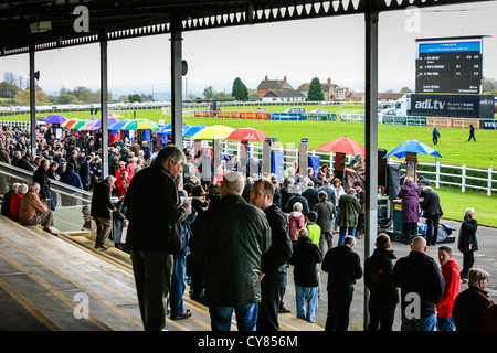 Les gens à Paris l'Hippodrome de Wincanton en Somerset Banque D'Images
