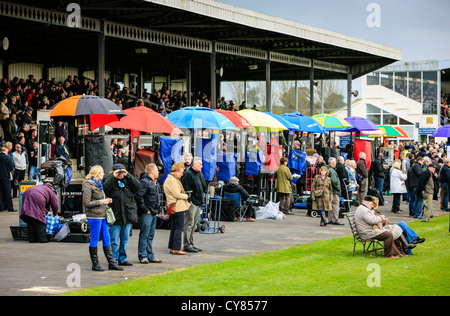 Les gens à Paris l'Hippodrome de Wincanton en Somerset Banque D'Images