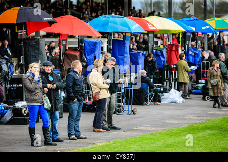 Les gens à Paris l'Hippodrome de Wincanton en Somerset Banque D'Images