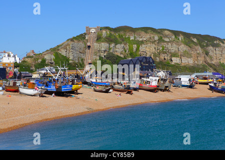 Bateaux de pêche sur la plage près de la vieille ville de Hastings East Sussex England UK GO Banque D'Images