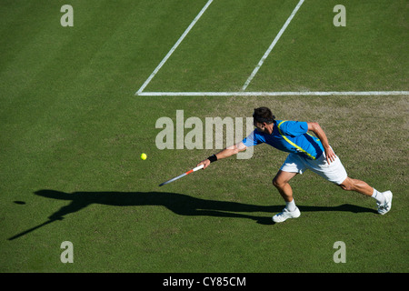 Marinko Bey en action jouant d'une main main arrière à pleine extension. Banque D'Images