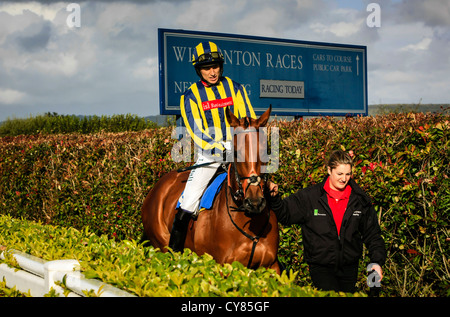 Horse and Jockey étant ont défilé autour de l'hippodrome de Wincanton à parieurs Banque D'Images