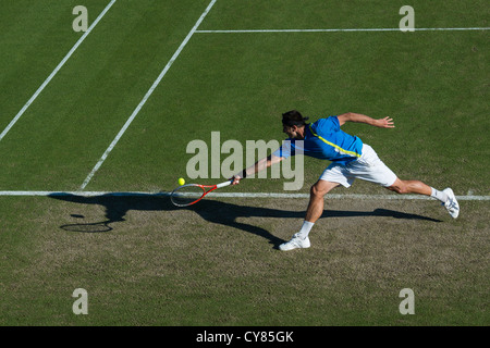Marinko Bey en action jouant d'une main main arrière à pleine extension. Banque D'Images
